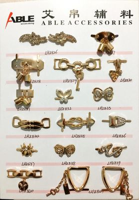 China Los accesorios de los diamantes artificiales de las hebillas del zapato del metal de las señoras del oro elaboraron diseño proveedor